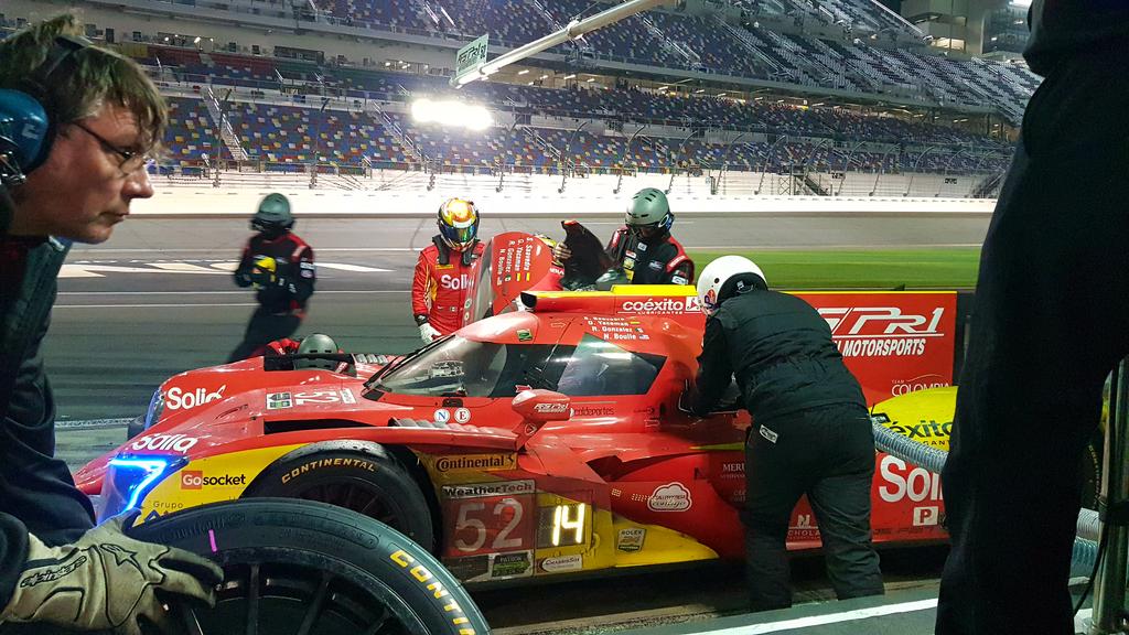 RobGonzalezV's tweet photo. #Daytona24 Race-8hrs 48min left #PR1Motorsports52 🇺🇸🇲🇽🇨🇴 Cambio de pilotos! #DrivenSMTeam #VamosXMas #FormexWorld #Soliq #RGV52 https://t.co/XUslVuGdsn