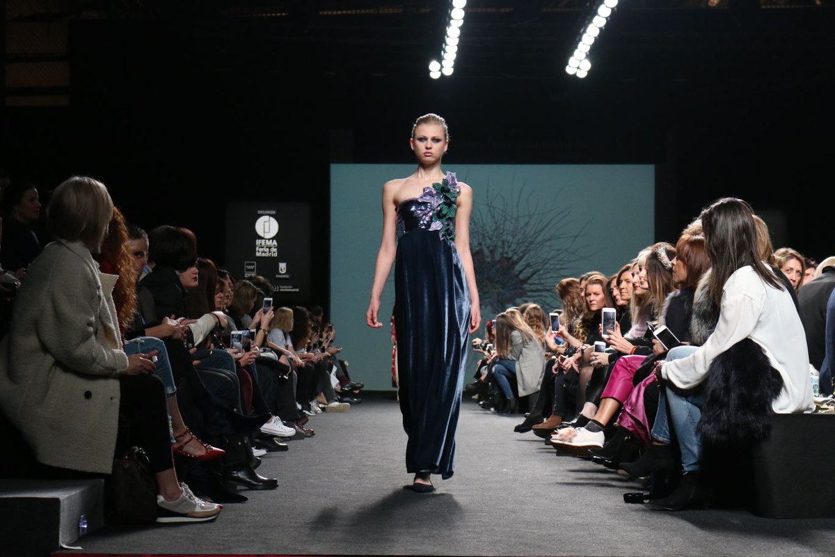 MBFWMadrid's tweet photo. El artista Tadanori Yamaguchi y su obra han sido la inspiración del diseñador @MLuengoOfficial para la creación de su nueva colección presentada en #MBFWMadrid https://t.co/iEkaK5nGNA