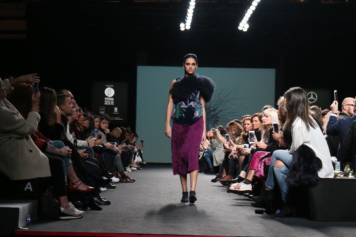 MBFWMadrid's tweet photo. El artista Tadanori Yamaguchi y su obra han sido la inspiración del diseñador @MLuengoOfficial para la creación de su nueva colección presentada en #MBFWMadrid https://t.co/iEkaK5nGNA