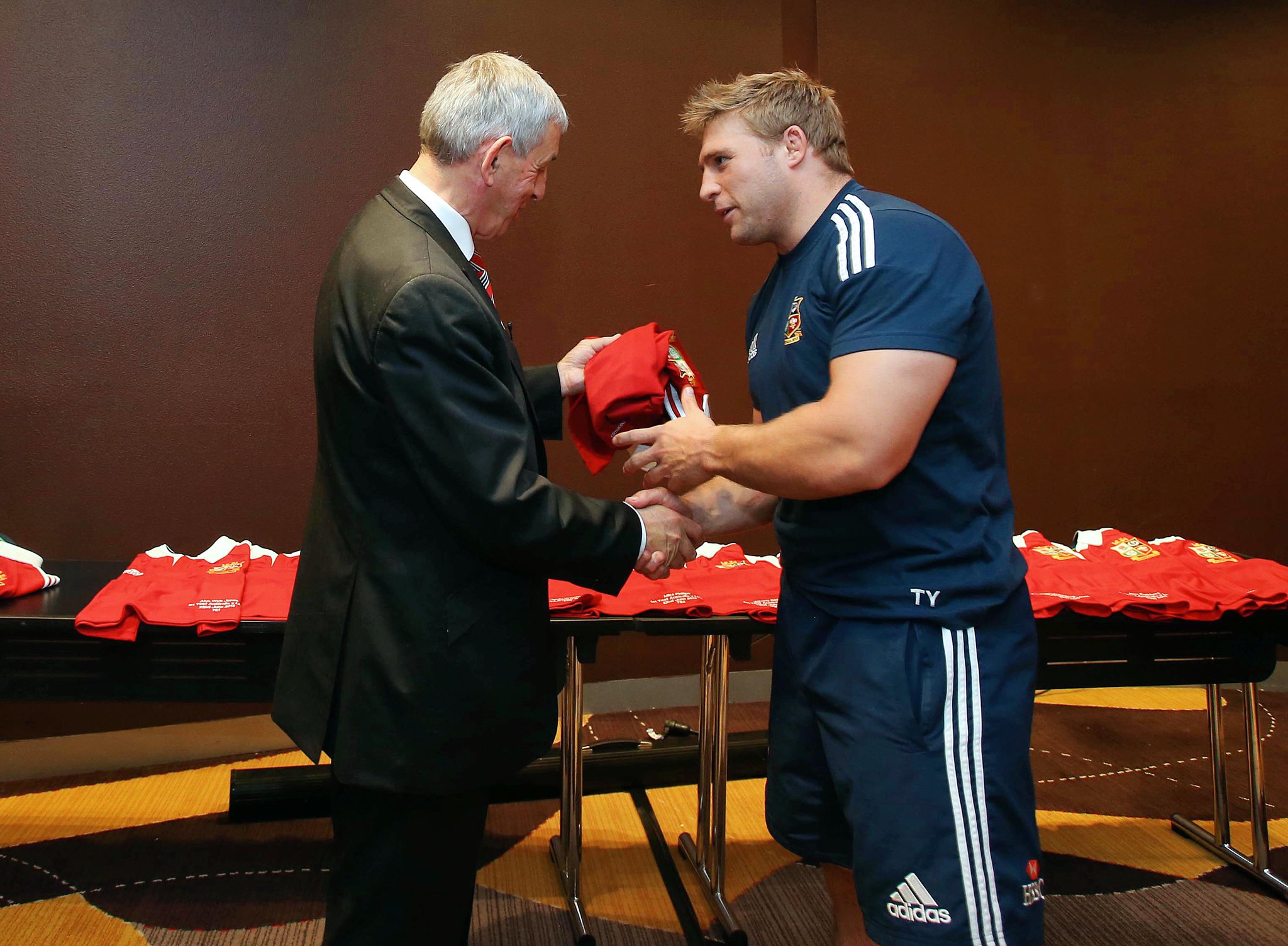 A great photo of Tom Youngs receiving his first Test jersey....

Happy Birthday Tom! 