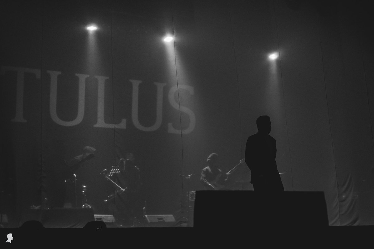 musiktulus's tweet photo. Lihat foto-foto lengkap TULUS di #TULUSIntimateConcert #IniPerjalananku bersama Soyjoy Indonesia yang diadakan di Upperroom, Jakarta, kemarin malam.

Klik --> https://t.co/Y4RMArQysh https://t.co/wHZK2gvUg6