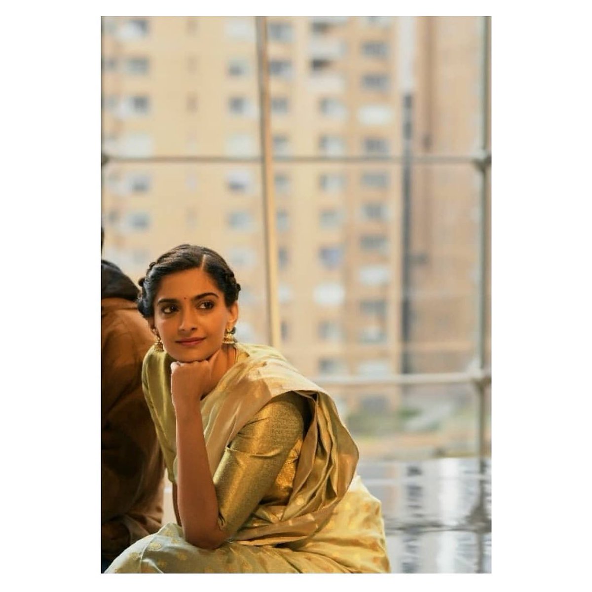 SonamKapoorFC's tweet photo. .@sonamakapoor instagram update : “Day Dreaming ✨ #SundayMood #BTSPadMan #9Feb2018 @PadManTheFilm “ https://t.co/dSTyseTbzF