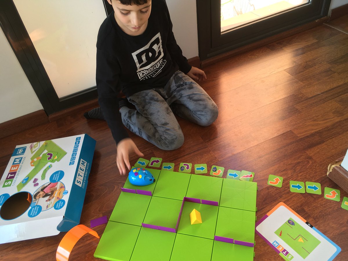 gufartes's tweet image. #STEM jugant amb el regal dels tiets #RobotMouse