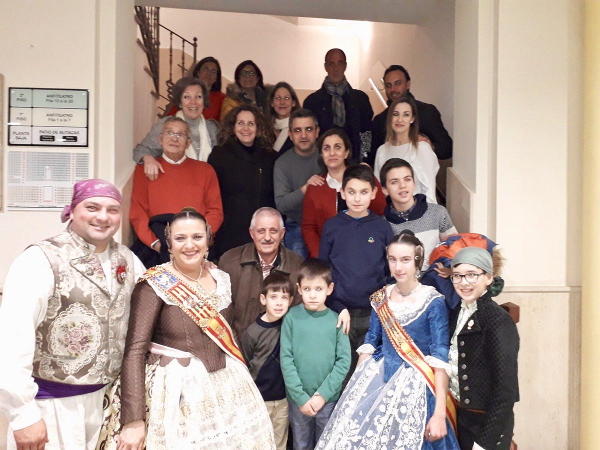 TrafalgarFalla's tweet photo. Ahir nostres representants i tots els fallers que volgueren acompanyar-los gojaren de la presentació de la @fallaplazadesanjuan y Falla de Olivereta de #Utiel #fallesgermanes #germanor #fallas #falles https://t.co/SknYgUZpkH