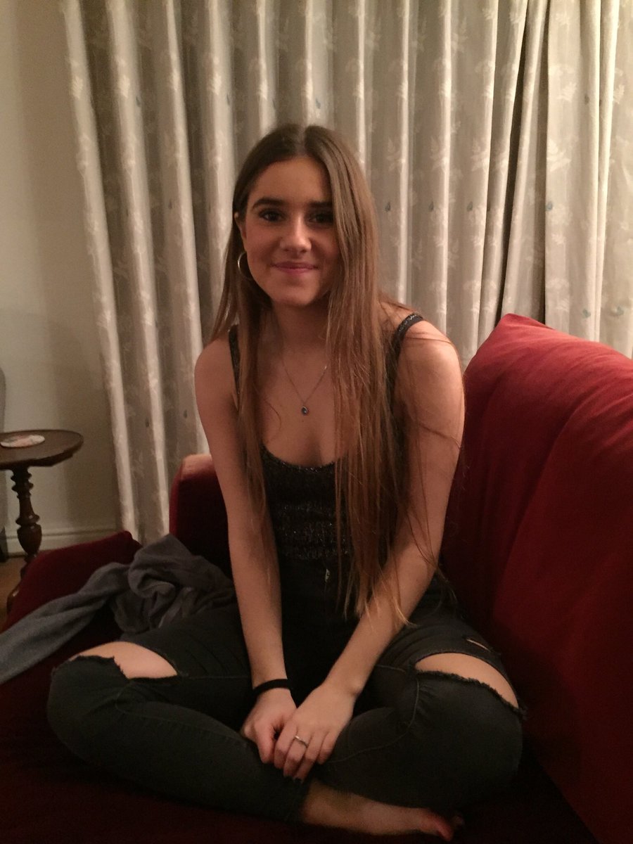 HeidiMLambert's tweet photo. Last shot of my 17-year-old before she became a grown-up! Happy Birthday, @queenietoday https://t.co/g22XThLNhI