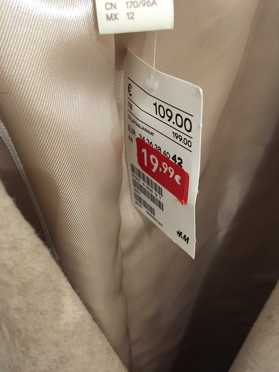 #Incroyable #Jenrevienspas Quand payerons-nous enfin le vrai prix 😱🤬 Étiquette de #Soldes aperçue chez <a href="/hm/">H&M</a> ! Demandons-nous pourquoi cette différence existe et qui en paye vraiment le prix ! #fashionrevolution #slowfashion #byebyefastfashion #soldes2018 #pourquoi #fashrev