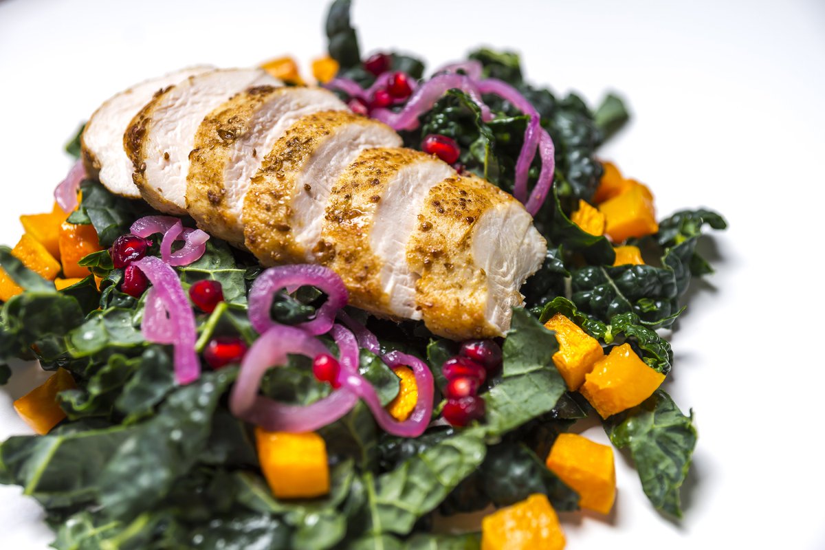 LIVINGDAILYDOSE's tweet photo. What's for lunch today? Roasted chicken on tuscan kale with fermented onion, butternut squash, pomegranates and lemon tahini dressing! #chicken #HealthyFood #healthyeating https://t.co/FJe9fG9uQK
