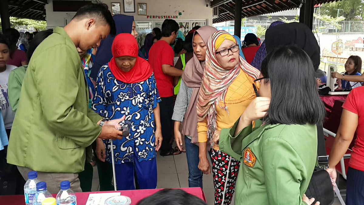 HimagiUPNVJ's tweet photo. Yuk ajak orang lain untuk mencegah stunting sejak dini! 
Jangan lupa juga selalu mengonsumsi buah-buahan dan sayuran serta biasakan sarapan pagi.  Karena itu PENTING!
.
.
#HARIGIZINASIONAL 
#HGN2018 
#HGN58 
#persagi 
#1000HPK 
#himagi #UPNVJ https://t.co/A0AHMRkg2t