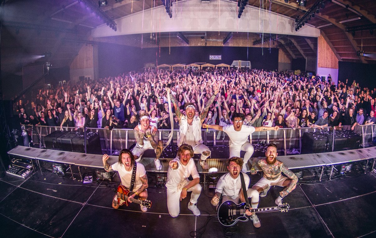 Wat zijn jullie toch onwaarschijnlijk mooi, Aemstie Alive! Deze show stond al een tijd met extra dikke letters in de agenda en de verwachtingen zijn aan alle kanten overtroffen. Volledig uitverkocht en gevuld met niks minder dan passie!