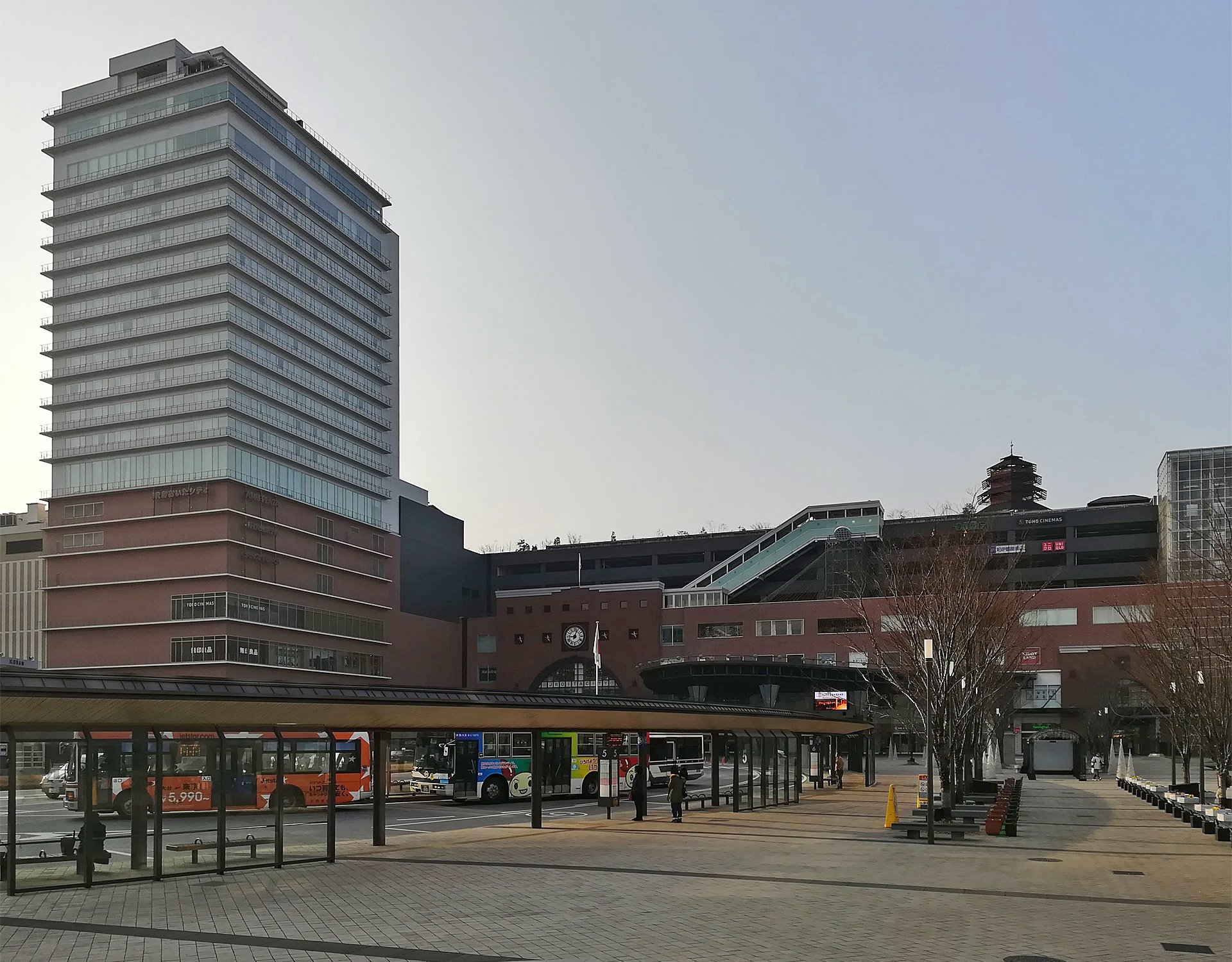 タケ 大分駅ビルの屋上庭園 博多駅にもあるが 大分駅では 和風テーマパーク化 が一段と進んでいる 中央の塔屋は会津さざえ堂のパチモ 模したもので 実際に二重螺旋になっている また 鉄道遊具 ミニ鉄道 のレイアウトは2路線と複雑化 T