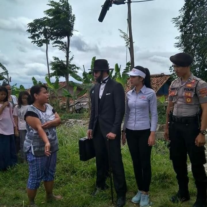 CibarusahCenter's tweet photo. Ibu Munah, warga Kp. Gandaria Letik Cibarusah mendapatkan "Uang Kaget" dari GTV, Minggu siang ini (28/11/2018). Warga meni rame loba nu ninggali syuting. https://t.co/aGHBufOLJj