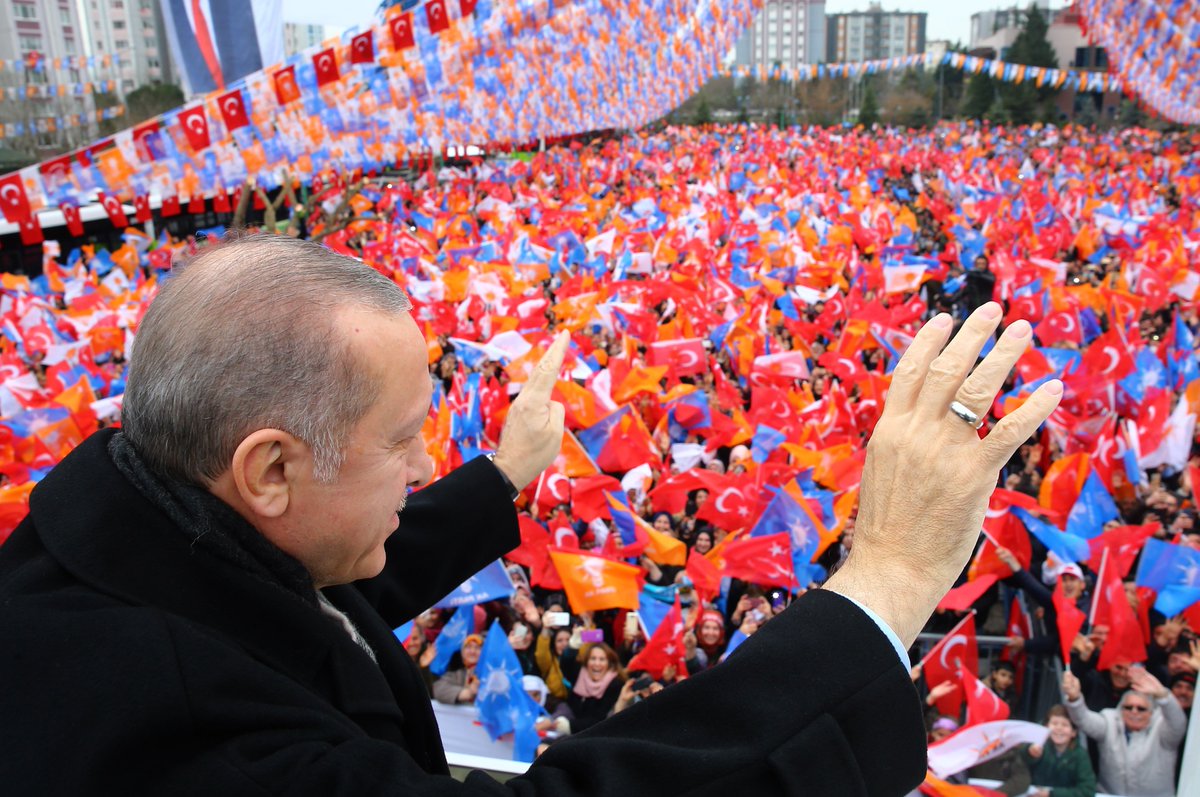RTErdogan's tweet photo. Gençler! 

Biz koskoca bir coğrafyanın umudu olan Türkiye’yiz. Biz arkasında yüz milyonlarca kardeşinin duası olan Türk Milletiyiz.

Gönül sınırlarımız içindeki hiçbir kardeşimizin mahzun olmasına, zulüm görmesine seyirci kalmayacağız.

https://t.co/NxY7p1snNU https://t.co/xH6XvJB8vv