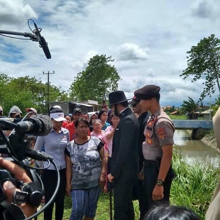CibarusahCenter's tweet photo. Ibu Munah, warga Kp. Gandaria Letik Cibarusah mendapatkan "Uang Kaget" dari GTV, Minggu siang ini (28/11/2018). Warga meni rame loba nu ninggali syuting. https://t.co/aGHBufOLJj