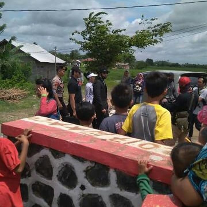 Ibu Munah, warga Kp. Gandaria Letik Cibarusah mendapatkan "Uang Kaget" dari GTV, Minggu siang ini (28/11/2018). Warga meni rame loba nu ninggali syuting.