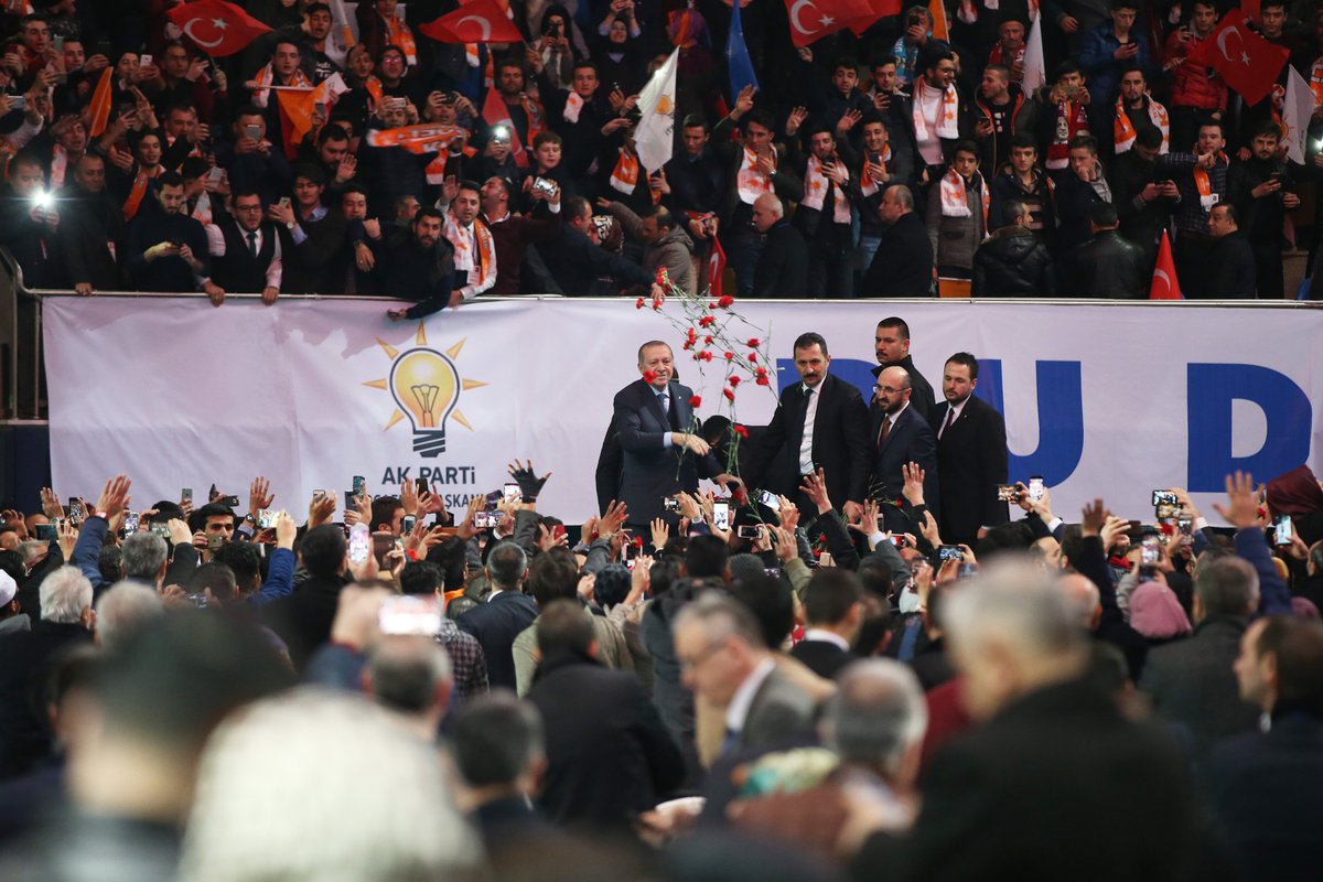 RTErdogan's tweet photo. Gençler! 

Biz koskoca bir coğrafyanın umudu olan Türkiye’yiz. Biz arkasında yüz milyonlarca kardeşinin duası olan Türk Milletiyiz.

Gönül sınırlarımız içindeki hiçbir kardeşimizin mahzun olmasına, zulüm görmesine seyirci kalmayacağız.

https://t.co/NxY7p1snNU https://t.co/xH6XvJB8vv
