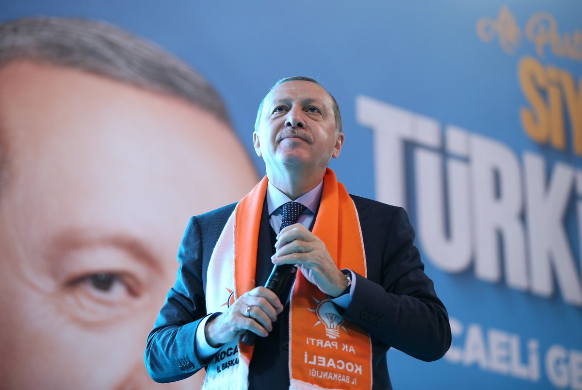 Gençler! 

Biz koskoca bir coğrafyanın umudu olan Türkiye’yiz. Biz arkasında yüz milyonlarca kardeşinin duası olan Türk Milletiyiz.

Gönül sınırlarımız içindeki hiçbir kardeşimizin mahzun olmasına, zulüm görmesine seyirci kalmayacağız.

tccb.gov.tr/haberler/410/8…