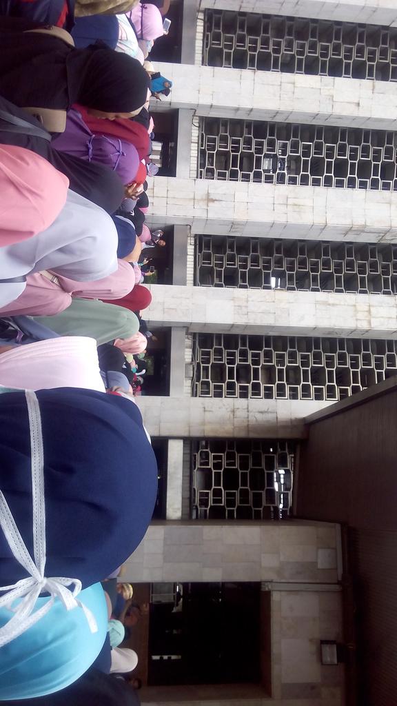 kaffya13's tweet photo. @akhyartv assalamu'alaikum. Mohon antriannya diatur dikordinasi ust. Terjunkan timnya.  Gunakan pengeras suara https://t.co/Nr3uI3EcrI
