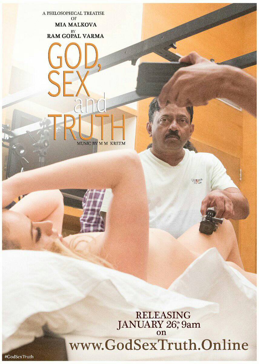 Aanmaithavarel's tweet photo. Director @RGVzoomin checking the shot of his film #GodSexTruth with actress @MiaMalkova! Watch Video 

#Ramgopalvarma #MiaMalkova @MiaMalkova @RGVzoomin  #GodSexTruth #strikeforcegst @mmkeeravaani https://t.co/1vLmRHh3im