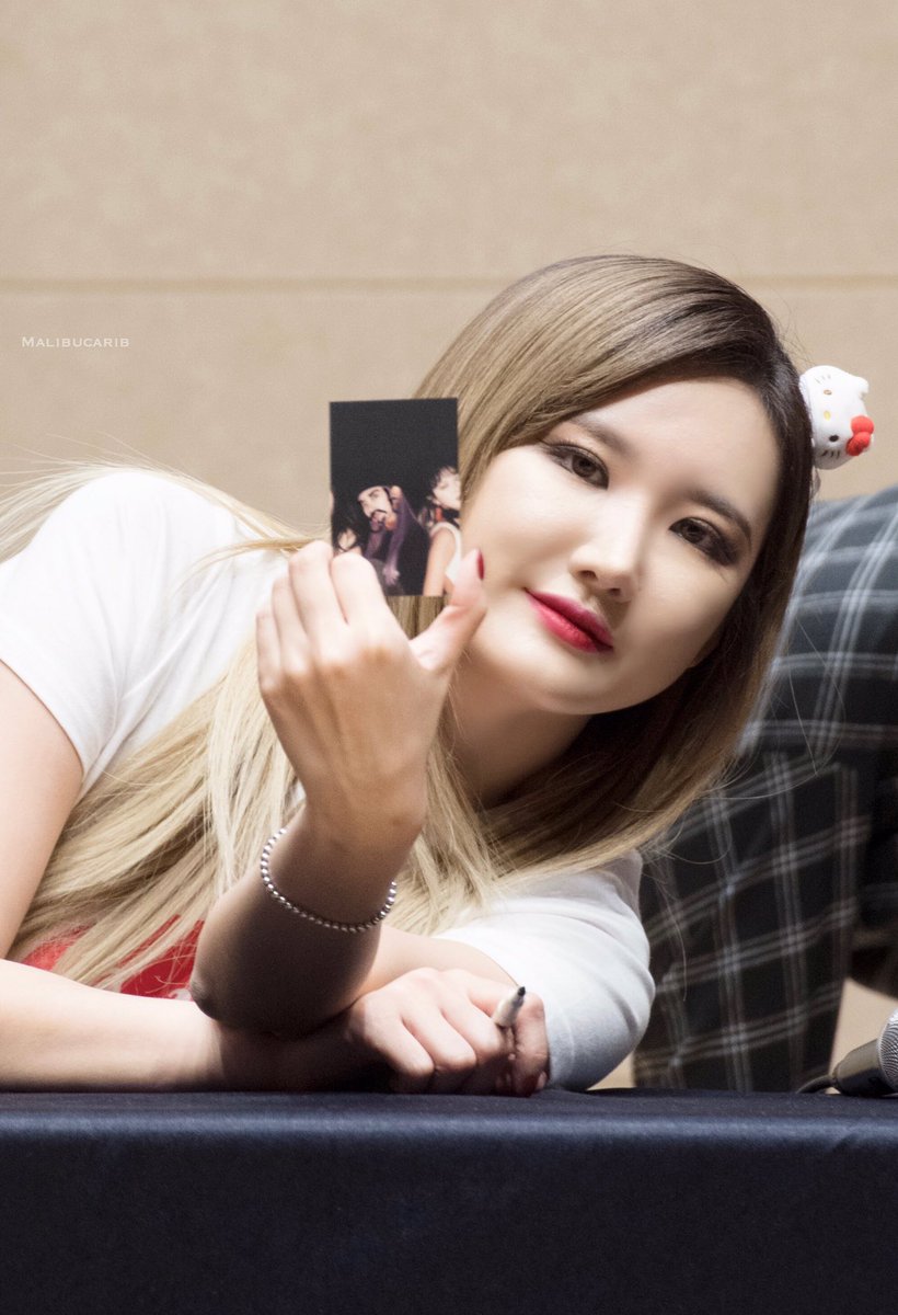 MALIBUCARIB's tweet photo. 171110 Mok-dong Fansign Event 😂#EXID #LE https://t.co/YldEqKY9Ef