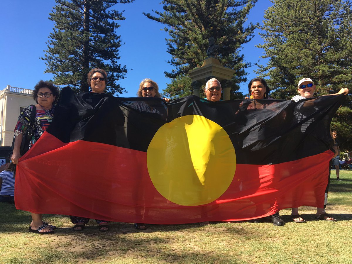 jesswarriner's tweet photo. Rosie, Leslie, Tracy, Wayne, Christine and Phil are on the move with the Aboriginal flag around the Esplanade #onedayinfreo https://t.co/VGE0oAPlmO