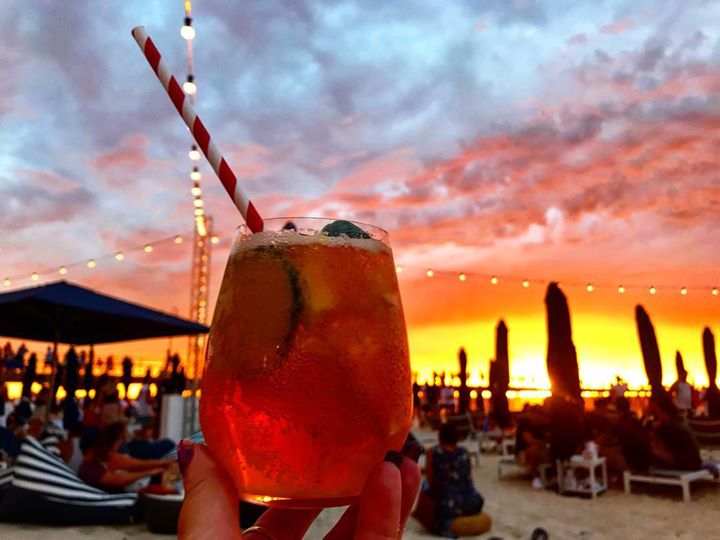 Toes in the sand, drink in hand - this is how evenings are spent down at the #MoseleyBeachClub at #GlenelgBeach (photo:<a href="/GetawaysSa/">Getaways SA</a> in <a href="/southaustralia/">South Australia</a>) #RestaurantAustralia