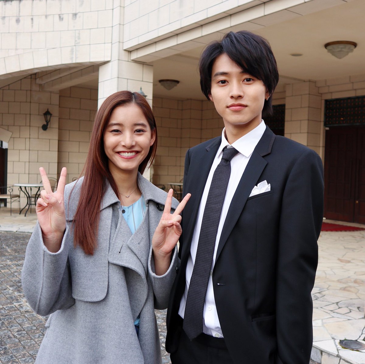 todome_kiss_ntv's tweet photo. ✨#第4話 #こんや10時30分放送✨

ダブルピースで４話ポーズ⁉️
小出しになってしまいましたが😝待望の2ショット✨
ここからまたどんどん展開して行きますよ😏
目が離せません👀
今夜は是非❗️リアタイで‼️
#トドメの接吻
#ドメ��ス 
#山﨑賢人
#新木優子
#日曜日は
#バックハグの日 https://t.co/FlmT23A2EE