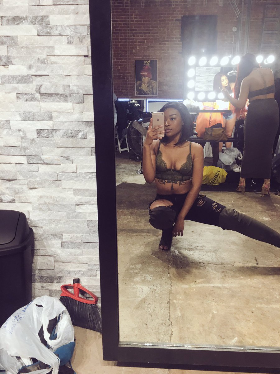 Quuuadijah's tweet photo. #HelloTummy π€ https://t.co/dSEX1p3OyK
