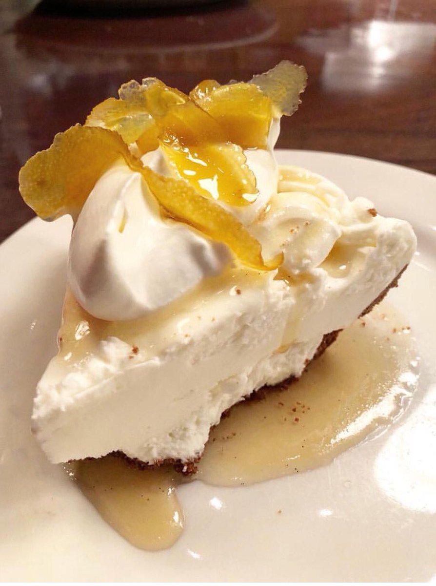 Dessert goals. #meyerlemon #mozzaplex #pickuppastry 🍋 📸: <a href="/icanalwayseat/">i can always eat</a>