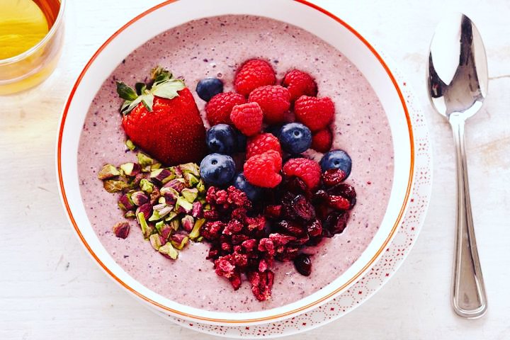 BodyCompass_tv's tweet photo. Kick start your Sunday and try the delicious Oat and Berry bowl
INGREDIENTS
1/2 cup almond milk
1/3 cup traditional oats
1/2 banana
1/4 cup frozen mixed berries
1/4 cup frozen raspberries
#bodycompass #wellbeing #fitness #exercise #diet #fitfam #nutrition #yoga #hiit #fitlife https://t.co/9tvwRpo9ja