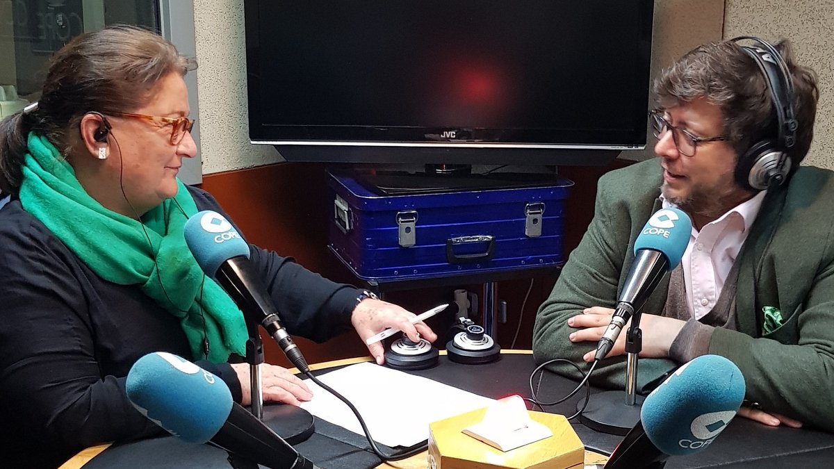 casa_de_tapas's tweet photo. Juan Carlos Iglesias con la periodista @Carme_Ayala en el programa #Tiramilles de @CopeCatalunya con motivo de la presentación de nuestra tapa solidaria. Aquí el audio de su conversación. ¡Gracias, Carme! >> https://t.co/IVPk9SsnVv vía @cope_es https://t.co/hUZlOAFLJP