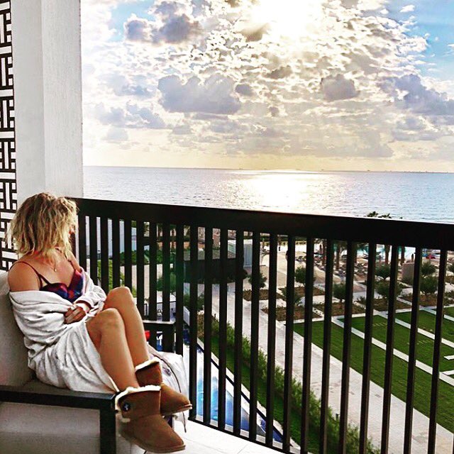 ZSITrading's tweet photo. The weekend in a frame... @DanaeMercer giving us all the feels at @icfujairah 💛 in @EMUAustralia #TeamZSI #evernatural #wanderlusttribe https://t.co/qusoEqhtKx