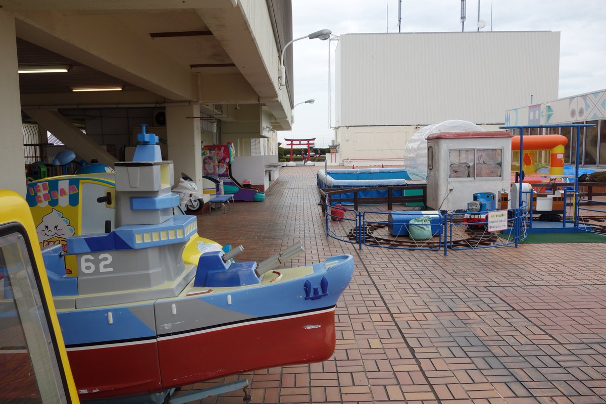 どーらく そごう徳島店の屋上遊園地 全国的に少なくなってきた昭和の雰囲気を残す遊園地だが 以前あった大型の乗り物は数を減らし 規模も縮小傾向にある