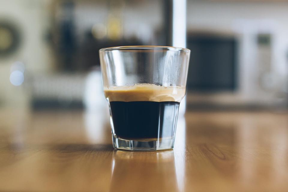 TROFFEEnl's tweet photo. Good morning, #coffee lovers! 🌞 Did you know that the ideal percolation time for a proper #espresso is 25 ± 5 seconds? ☕️ Have a great #SundayMorning everyone! It all starts with a cup of #YourWayCoffee 😉 https://t.co/X2ND06CtI2