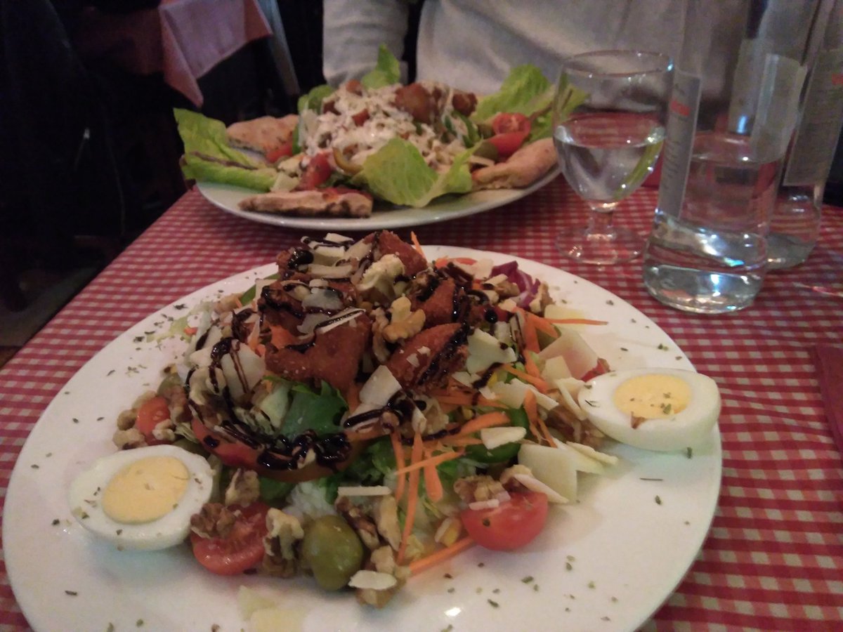 MaryGines's tweet photo. "IL Vizio" 
Sopar amb algú especial ......Nit maravellossa  😍😍 https://t.co/JBZ3x04Oso