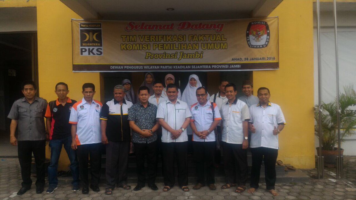 FaizatiNingrum's tweet photo. Mesin partai dari seluruh daerah telah siap untuk memberikan yang terbaik dalam pemilu 2019. Berjuang dan berkhidmat untuk rakyat.. #PKS8Menang https://t.co/Qf7tjdKTNc