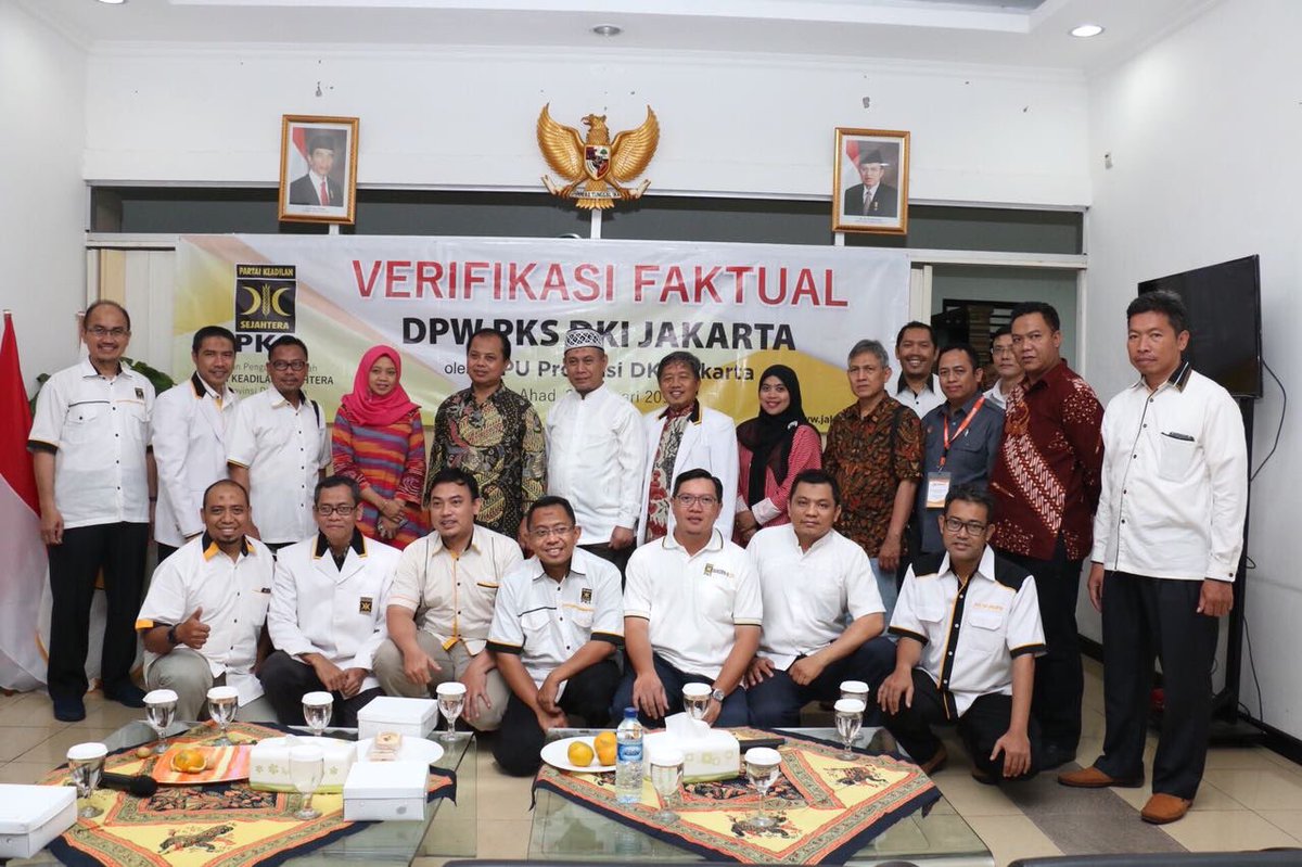 FaizatiNingrum's tweet photo. Mesin partai dari seluruh daerah telah siap untuk memberikan yang terbaik dalam pemilu 2019. Berjuang dan berkhidmat untuk rakyat.. #PKS8Menang https://t.co/Qf7tjdKTNc