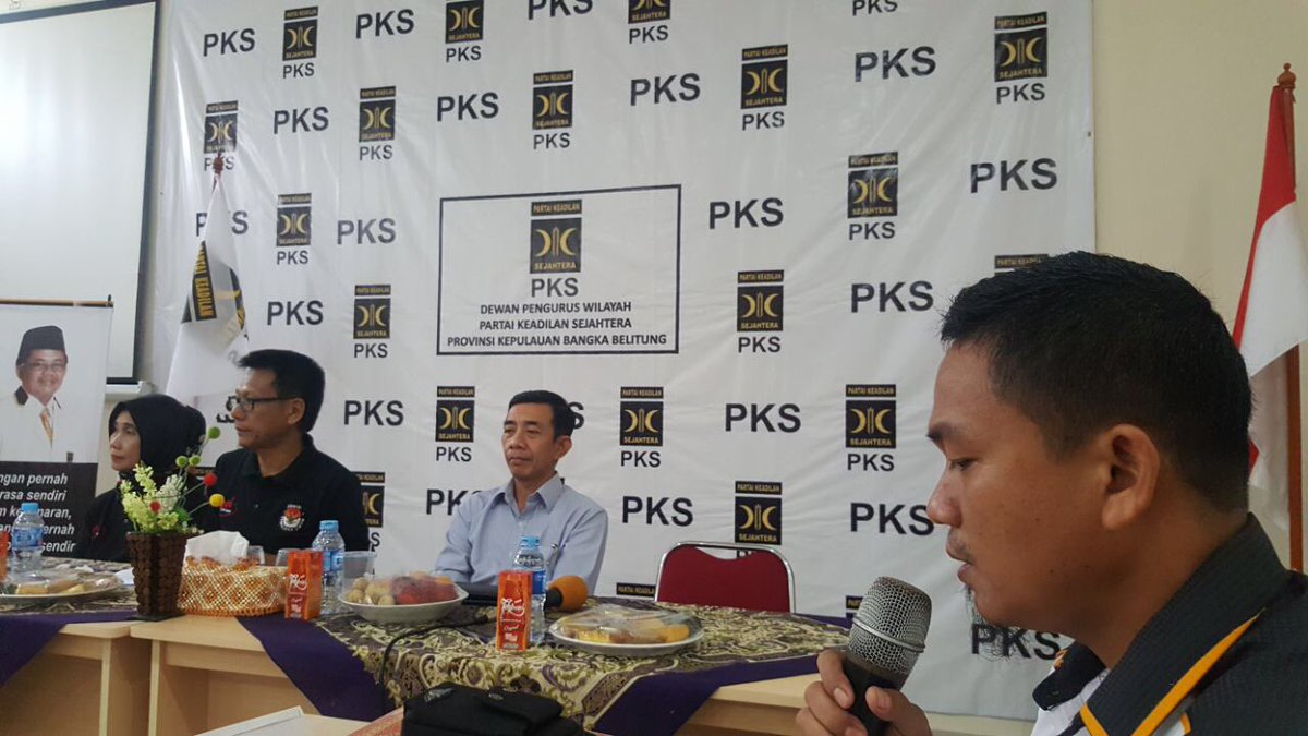 FaizatiNingrum's tweet photo. Mesin partai dari seluruh daerah telah siap untuk memberikan yang terbaik dalam pemilu 2019. Berjuang dan berkhidmat untuk rakyat.. #PKS8Menang https://t.co/Qf7tjdKTNc