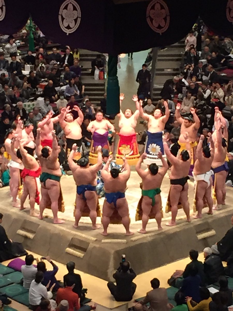 私は6日目あたりに国技館で観戦したんですが、何故か2階最前列カメラマン席の端席でカメラの連写音聴きながらの観戦でしたwなぜあそこだったのか謎…🤔でもやっぱり生の相撲はいいですね💖阿炎のきれいな四股も観れたし、竜電の男前な錦絵もゲットできて満足😘 