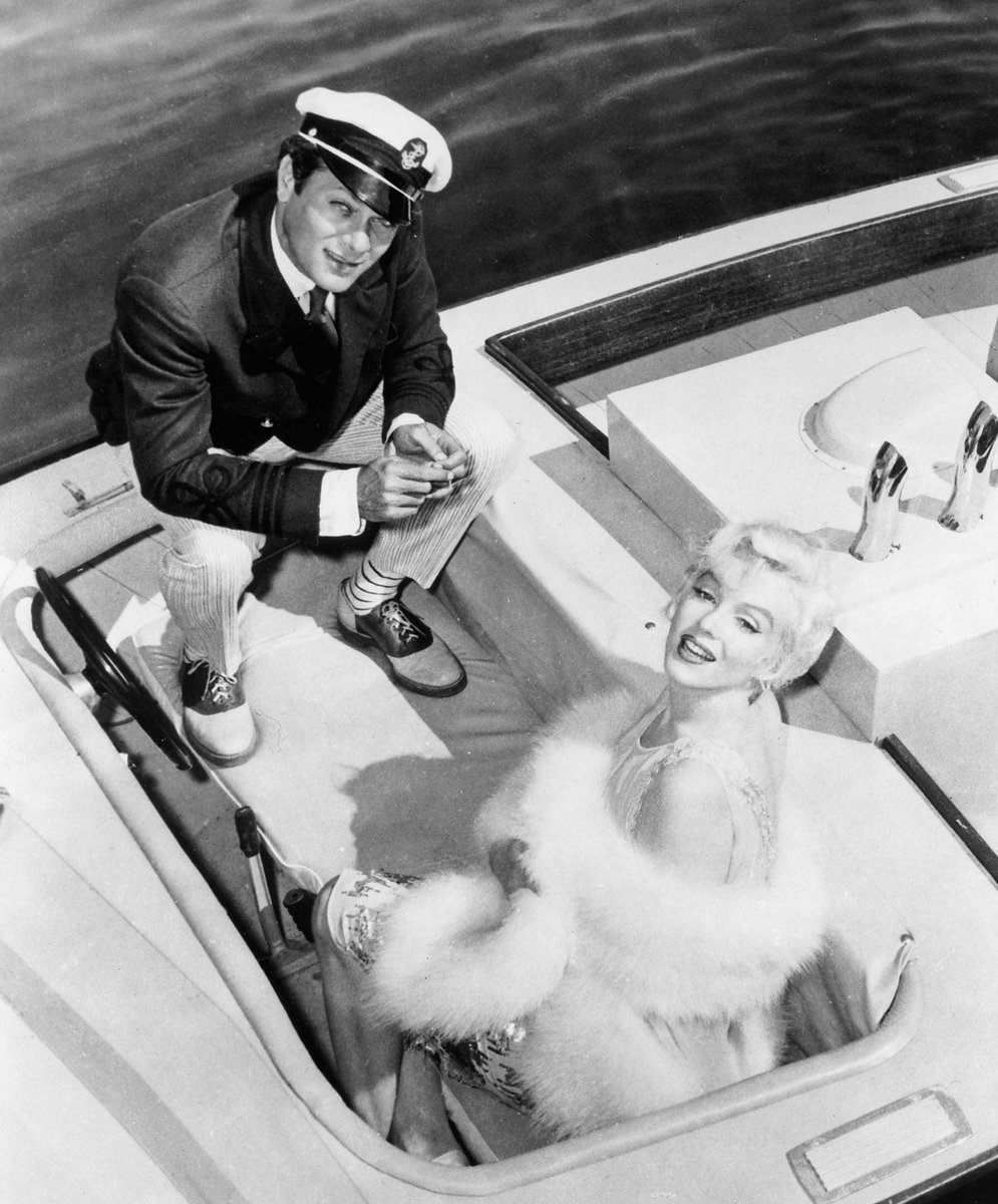 CHC_1927's tweet photo. Marilyn Monroe and Tony Curtis on the set of 'Some Like It Hot'(1959). https://t.co/GYLnheTwvl