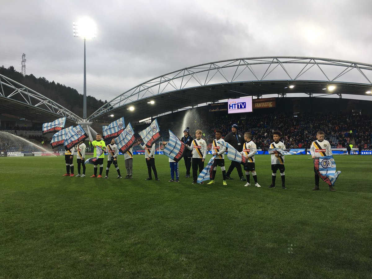 LFCU10s's tweet photo. Well Done to our u11 players representing @linthwaitejfc yesterday as Guard Of Honour at @htafcdotcom v @BCFC https://t.co/AUycKKXZh7