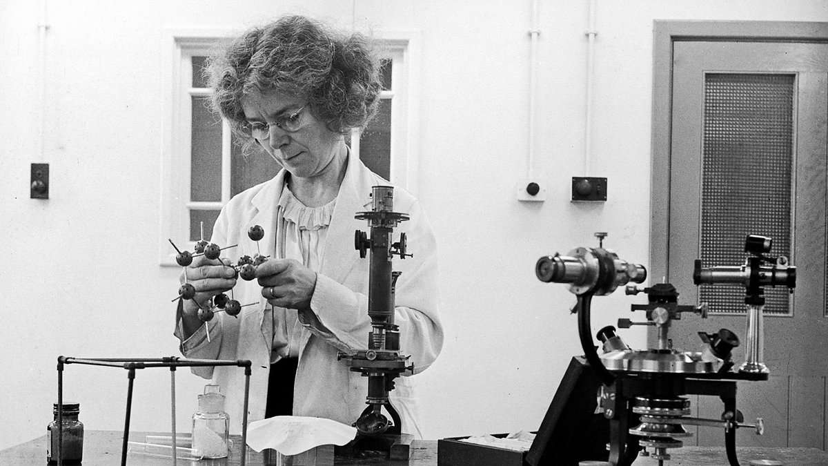 Dame Kathleen Lonsdale, a pioneering crystallographer &amp; one of the first two women to be elected a Fellow of <a href="/royalsociety/">The Royal Society</a>, was born #onthisday in 1903 ow.ly/Oxrk30hWH7v