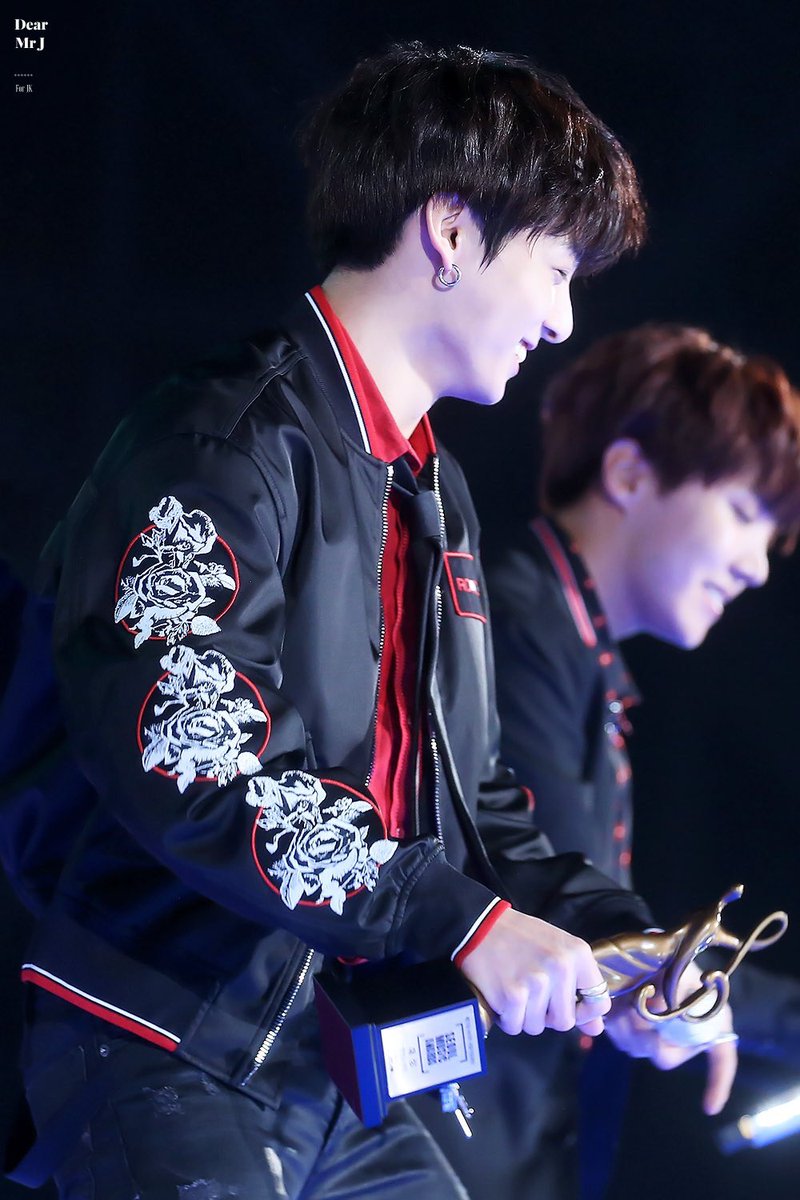 kookpiics's tweet photo. #TwitterBestFandom #TeamBTS 
@BTS_twt https://t.co/wmXyQiIdkB