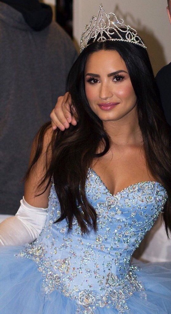 ddlovatixdd's tweet photo. time hundred #Batman #CutestPet #iHeartAwards https://t.co/X0c2e7kLRh
