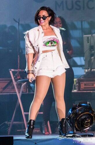 ddlovatixdd's tweet photo. time hundred #Batman #CutestPet #iHeartAwards https://t.co/X0c2e7kLRh
