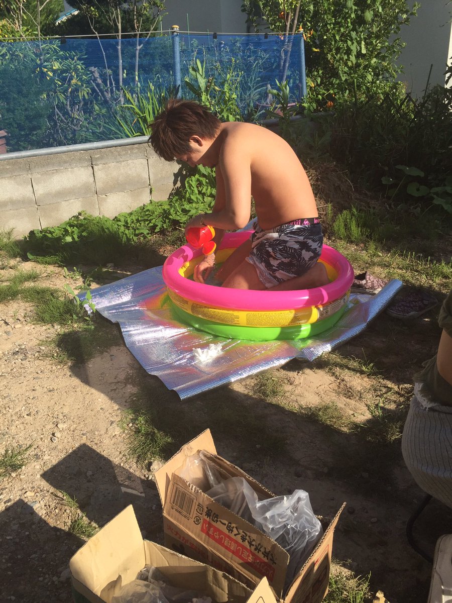 おはようございます！
寒いですね…
ちなみに今、うちの見澤がうどんを売ってます。
場所は、テレビ塔のすぐ下です！！
うちにはないホタテ天ぷら入りなど、出してます！！レアですよ！！
よければ会いに行ってあげてください！笑

うどん屋は今日も元気に女の子で営業中です！！