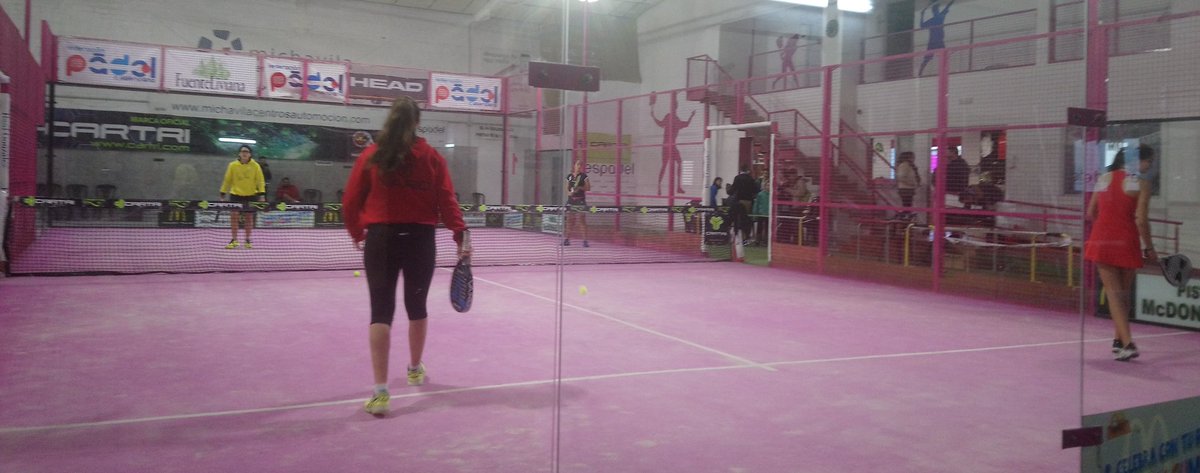 Jugadoras calentando. Semifinales femeninas en directo desde <a href="/espadelburriana/">Espadel</a> aquí youtu.be/fqeB0r452hQ