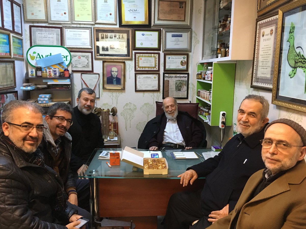 Devasifa's tweet photo. Ecz. Mustafa Aydınerinde dahil olduğu Sağlık Vakfı ilk kurucuları ve yöneticileri Ecz. Mustafa Aydıneri ziyaret ettiler. @mahmuttokac @ivek_vakfi https://t.co/CgM4oNUiHz