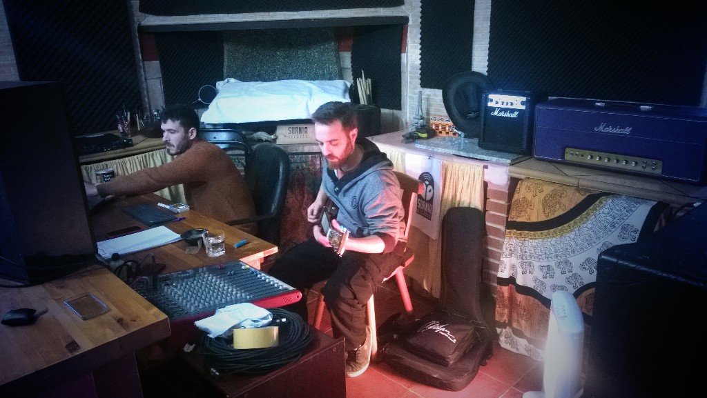 jossjefferson's tweet photo. Guitarras finalizadas! #Recording #EP #Guitars https://t.co/xKzAKPKGVo