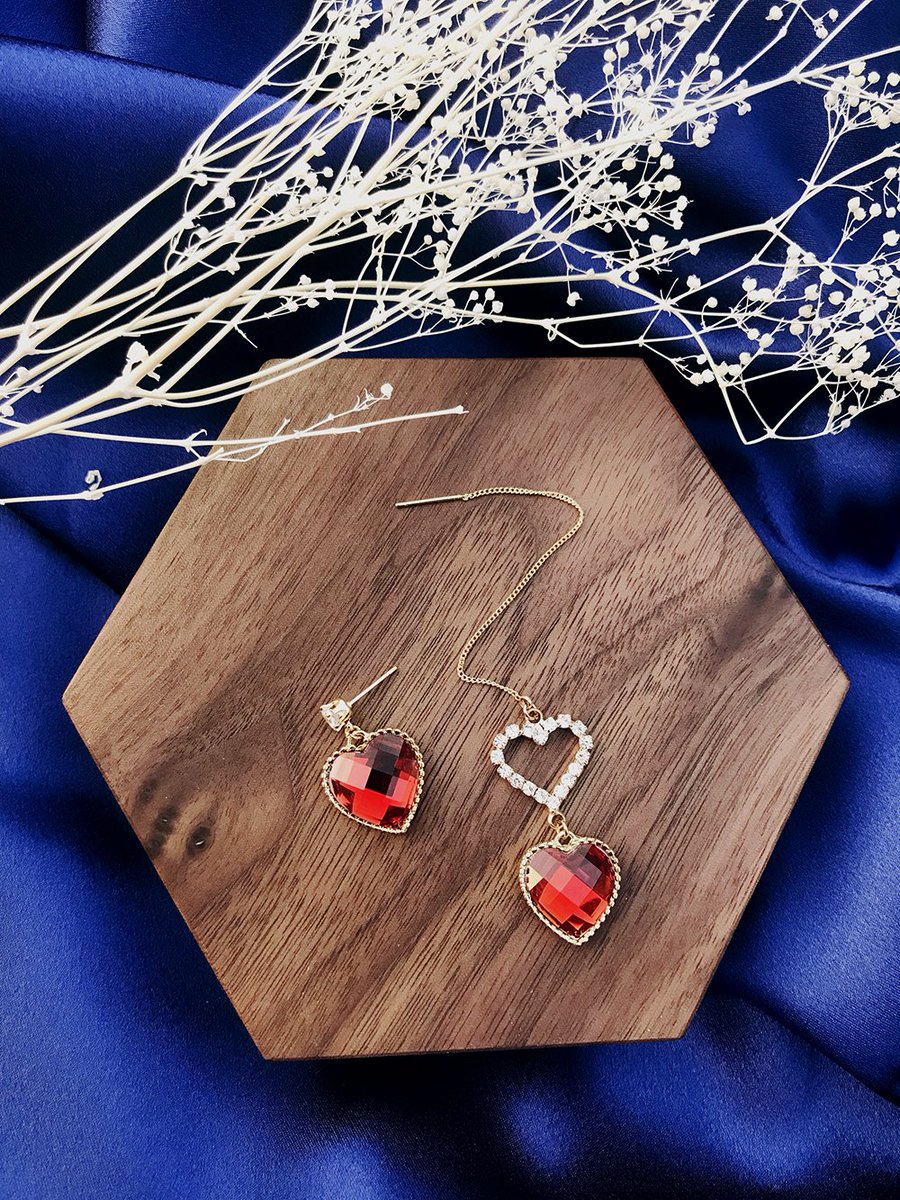 Dresscode_17's tweet image. ❣️드레스코드 하트 컬렉션 1탄!❣️ 이번주에는 사랑스러운 하트 컨셉의 귀걸이들을 선보일 예정이에요💕 오늘 소개할 레드벨벳은 붉은 컬러의 하트가 톡톡 터지는 상큼한 언발 귀걸이랍니다! 주문은 네이버쇼핑에서 부탁드려요~
storefarm.naver.com/dresscode17/pr…