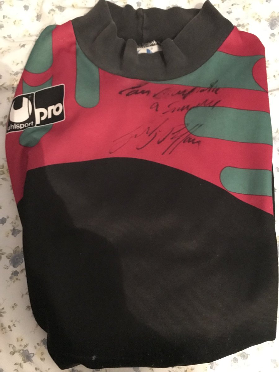Simonezico79's tweet photo. @gianluigibuffon auguri Gigi per i tuoi 40 anni😊. Ti mando una foto che ci ritrae assieme quando arrivasti a Torino nel 2001 e la foto della maglia che mi autografasti allora. Sei la nostra storia juventina,immortale 🙏👏👏👏👏😊😊😊 https://t.co/vobVuSfmgB